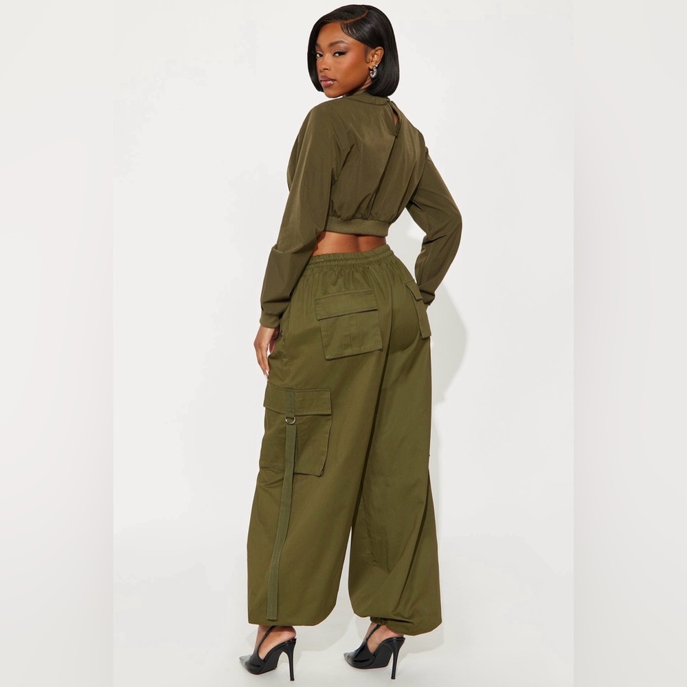NWT- Fashion Nova Olive Green Wide-Leg Cargo 2 piece set - Picture 4 of 4